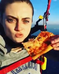 下载视频: Elle mange une pizza pendant un saut en parachute à 5000m d'altitude !