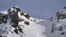 La chute de ce skieur ! Backflip raté à pleine vitesse en hors piste !