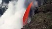 Cascade de Lave d'un volcan dans l'océan à Hawaï