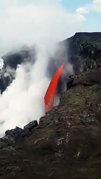 Cascade de Lave d'un volcan dans l'océan à Hawaï