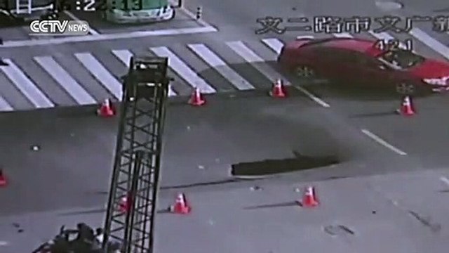 La réactivité de ce policier Chinois a sauvé beaucoup de vies... Trou géant au milieu de la route