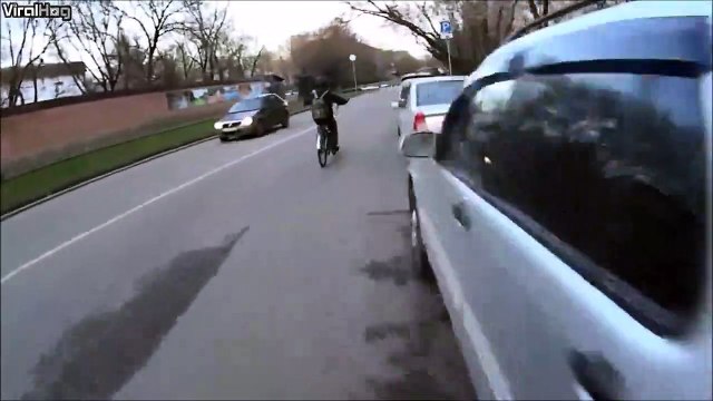 Ce motard se prend une barre de fer dans la roue... Gamelle impressionnante