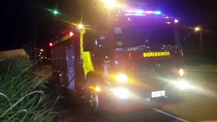 Bombeiros combatem incêndio na marginal da PRc-467