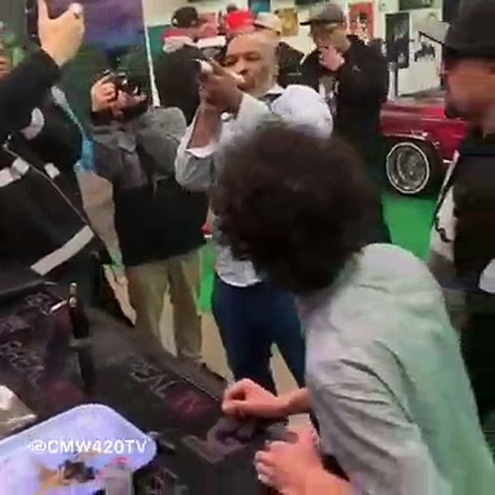 Mike Tyson fume un joint de cannabis au festival de la marijuana