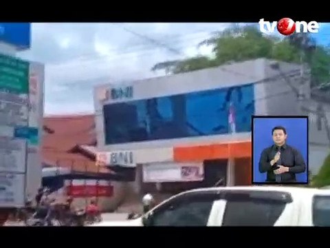 Detik-detik Atap Bangunan Bank Roboh Bikin Kaget