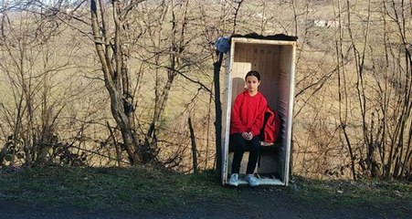 Karadeniz'de Bir Baba, Kızı Dolmuş Beklerken Üşümesin Diye Dolaptan Durak Yaptı