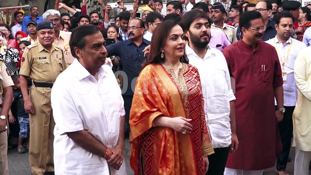 Ambani Family visit Siddhivinayak Temple To Give 1st Wedding Card of Akash and Shloka