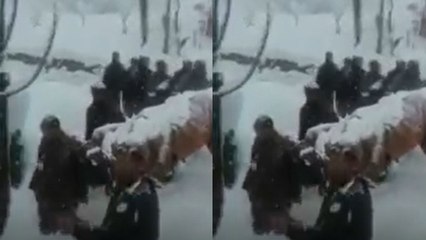 Jammu & Kashmir में Army ने की Pregnant महिला की मदद, Video Viral | वनइंडिया हिंदी