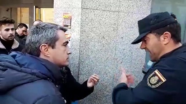 La policia espanyola posa traves als familiars dels presos per accedir al Suprem