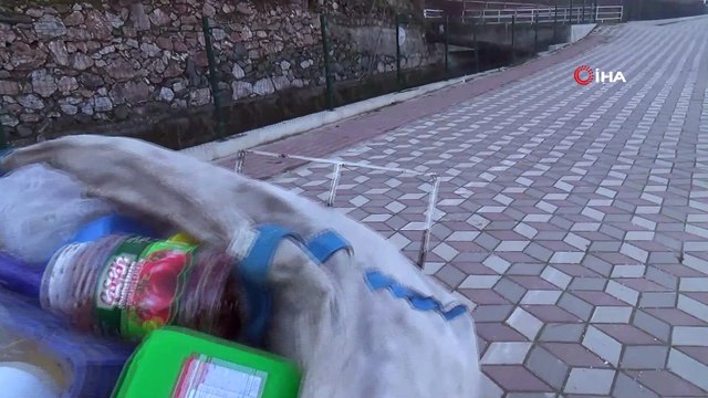 Her gün kilometrelerce yol yürüyen 75 yaşındaki Rıza dede geçimini plastik toplayarak sağlıyor