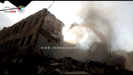 هدم عقار 88 بشارع المعز لخطورته الداهمة