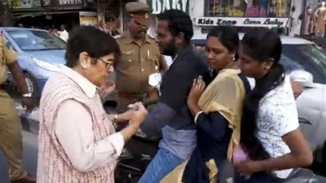 Kiran Bedi Traffic Police बनकर लोगों को दी Traffic Rules की सीख, WATCH VIDEO | वनइंडिया हिंदी
