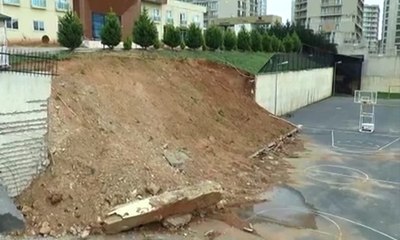 İstinat duvarı okul bahçesine devrildi