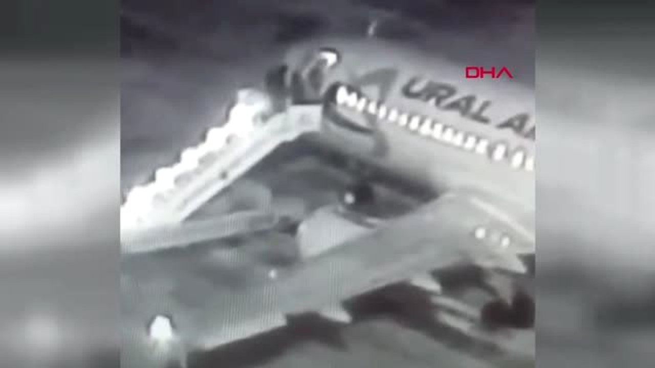 Dha Dış - Uçağa Binecekleri Sırada, Yolcu Merdiveni Kırıldı... O An Kamerada