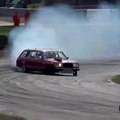 VÍDEO: hacer drift mola, pero con un clásico familiar mola 1.000 veces más