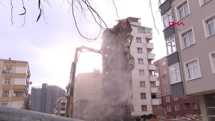 İstanbul- Kartal'da 10 Katlı Binanın Yıkım Çalışmaları Sürüyor