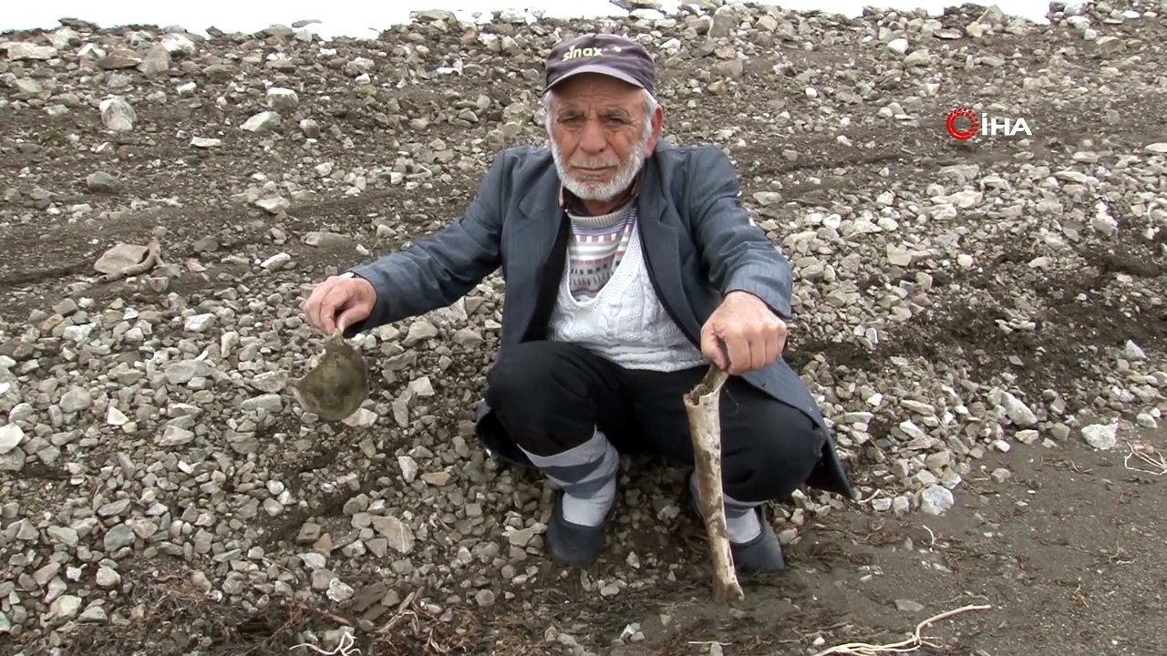 Baraj suları çekildi, 12 yıl sonra köy mezarlığına ulaşabildiler...Köy mezarlığı havadan görüntülendi