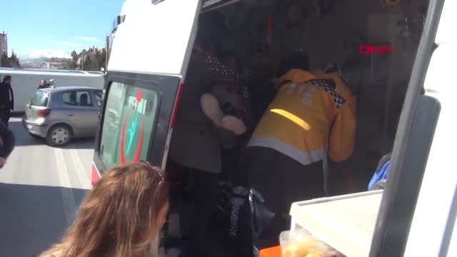 Konya Öğrenci Servisi ile Otomobil Çarpıştı 7 Öğrenci Yaralı-1