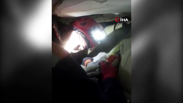 Kartal'da enkaz altından kurtarılan Mahmut Tayyip Alemdar'ın göçük altından kurtarılma görüntüleri ortaya çıktı. Kurtarma sırasında ekipler Mahmut Tayyip'le sohbet ederken , bir görevli küçük çocuğa,' Seni burdan çıkarayım maça götüreceği