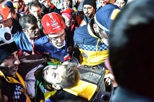 Son Dakika! 21 Kişinin Can Verdiği Kartal'daki Binanın Enkazından Sağ Çıkarılan 9 Yaşındaki Çocuğun Kurtarılma Anı Ortaya Çıktı