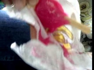 Une Glace en moins dune minute en la lechant