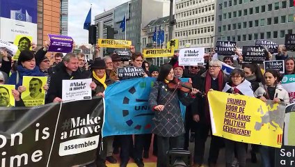 Els concentrats interpreten El cant dels ocells davant de la Comissió Europea