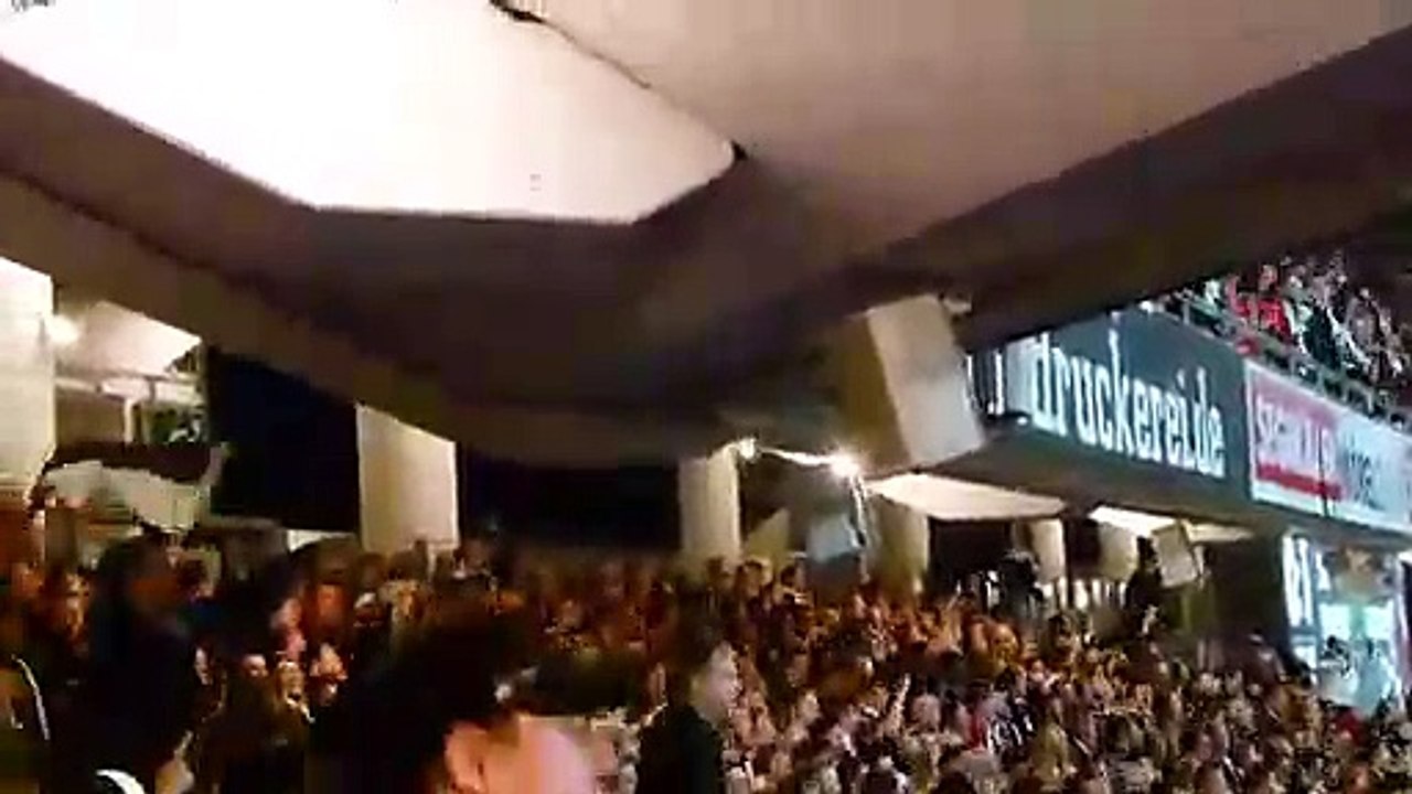 Quand les supporters de Francfort font trembler les tribunes... inquiétant