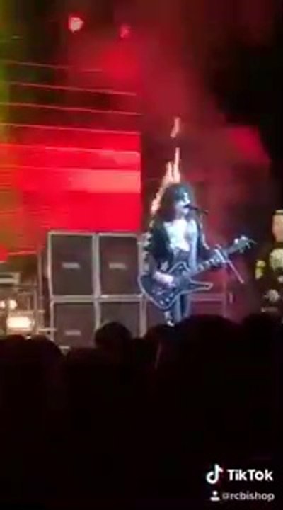 Ce chanteur de heavy metal fini en feu mais continu le show...