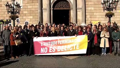 Artadi y Colau encabezan la protesta contra el juicio al 'procés' en la Plaza de Sant Jaume