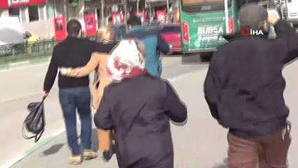 Bursa'da şiddetli lodos sokaktaki vatandaşları yürütmedi