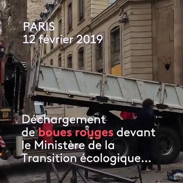 Des militants déversent des boues rouges devant le ministère de l'Écologie