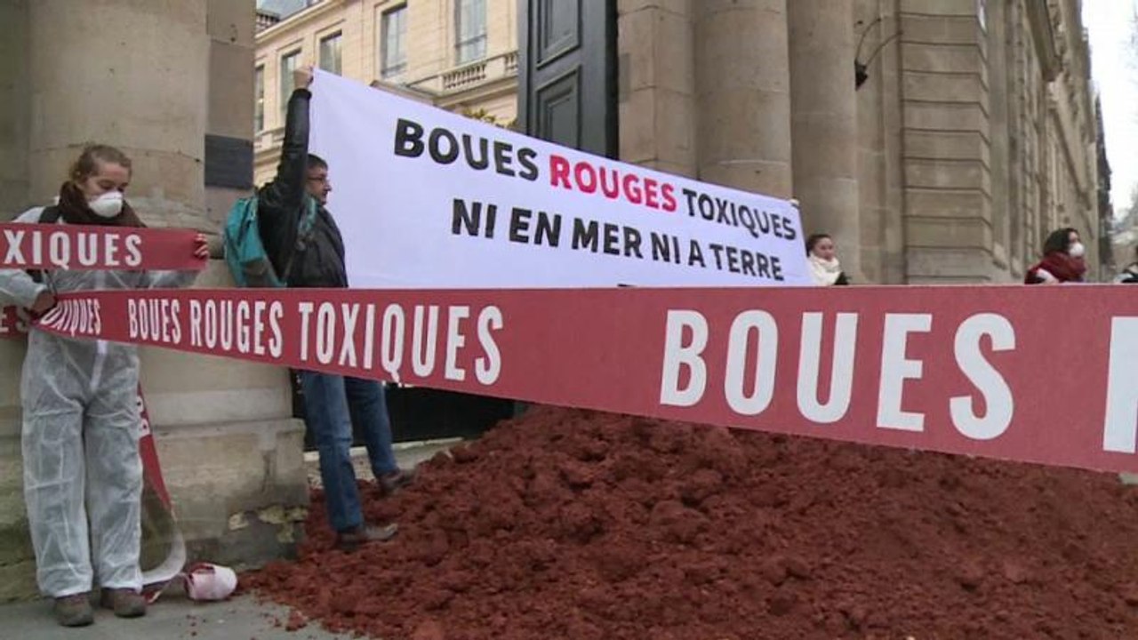 Des militants écologistes déversent des "boues rouges" à Paris