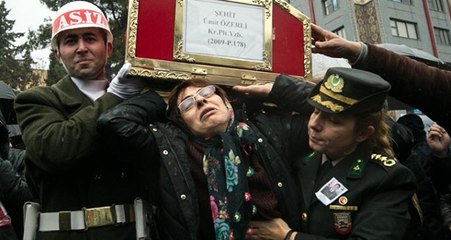 Acılı Anne, Düşen Helikopterde Şehit Olan Oğlunun Tabutunu Gözyaşları İçinde Taşıdı