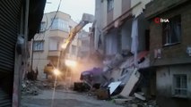 Patlamada hasar gören bina iş makineleri tarafından yıkıldı
