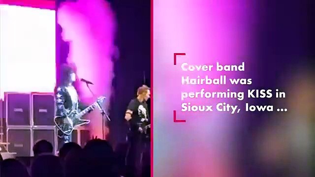 تصرف صادم من فنان تشتعل النار في رأسه ويستمر في الغناء بحماس !