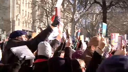 Könyvekkel tüntettek az Akadémia és a tudomány függetlenségéért