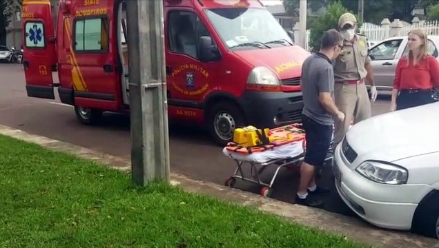 Colisão de trânsito envolve três carros e deixa homem ferido