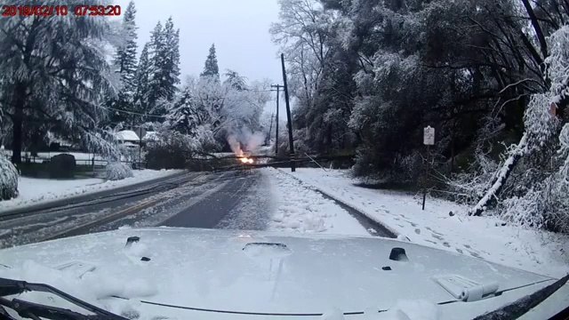 Une ligne électrique chute en pleine route en Californie et explose