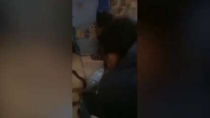 Des policiers utilisent un serpent pour obtenir des aveux d'un homme