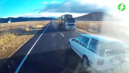 Cet automobiliste qui double n'importe comment a eu très chaud
