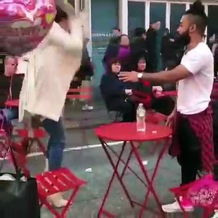 Ne jamais répondre à son ex devant sa copine......