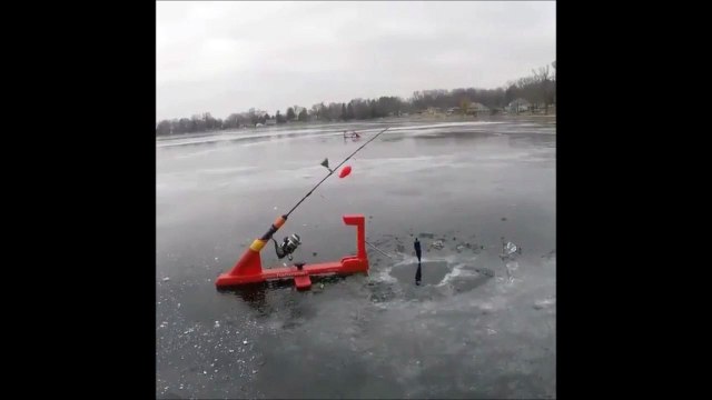 Pêcher en hiver sur un lac gelé n'est pas de tout repos
