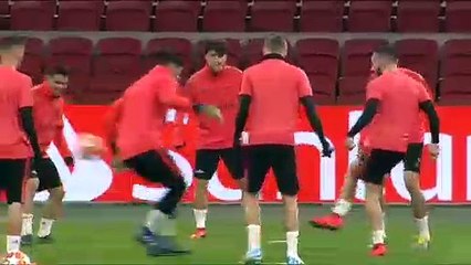 Varane no se entrena por una gripe y es duda para jugar contra el Ajax
