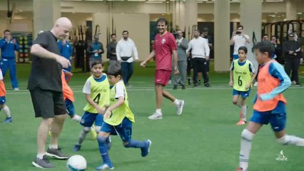 أمير قطر يشارك في فعاليات اليوم الرياضي