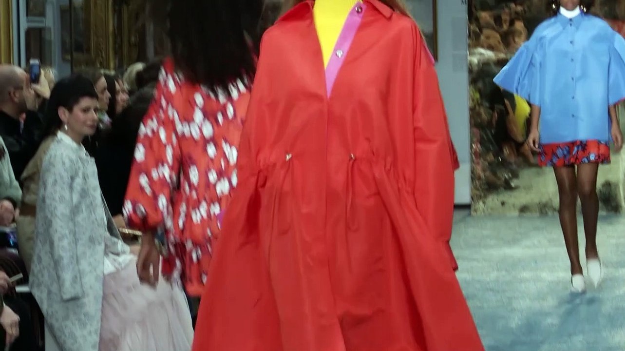 Carolina Herrera llena la pasarela de flores y color