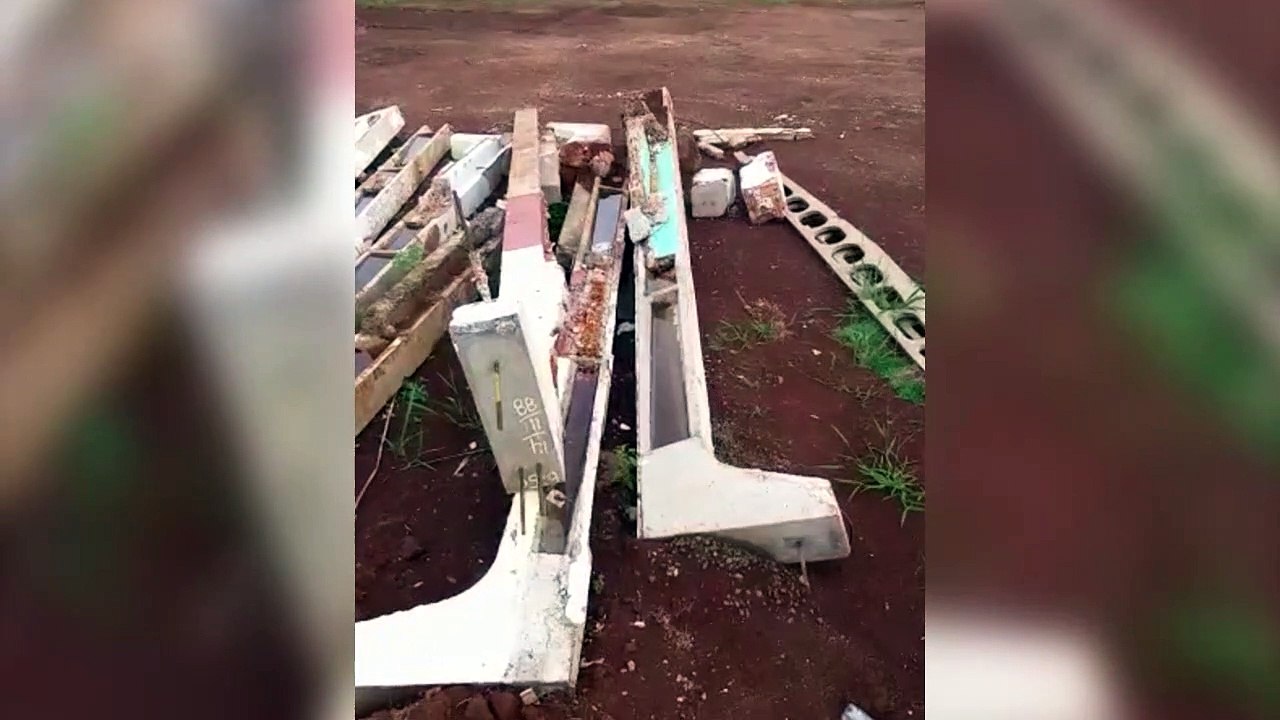 Água parada em entulhos de demolição de salão comunitário preocupa morador do XIV de Novembro