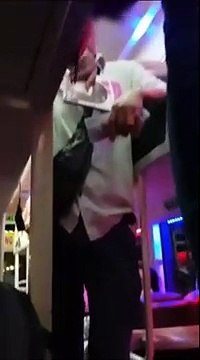 Thấy vợ bị phụ xe đánh, chồng bình tĩnh quay clip làm bằng chứng