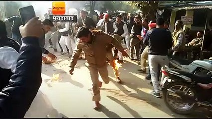 पुतले की आग बुझाने में लगी दरोगा की पैंट में आग