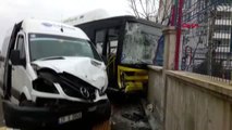 Diyarbakır - Halk Otobüsü ile Servis Minibüsü Çarpıştı: 13 Yaralı
