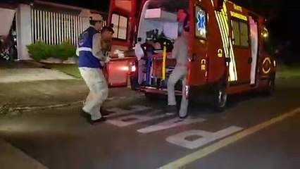 Grave colisão envolvendo uma viatura da PM e uma Honda Biz foi registrada no Bairro Santa Cruz